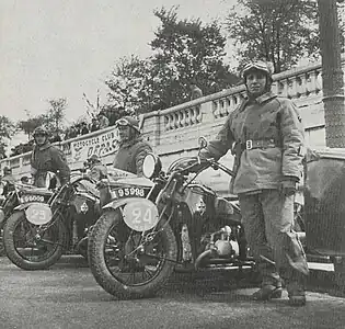 Motocyclistes du 3e&nbsp;hussards à Paris en 1938 (side-cars Gnome et Rhône XA).