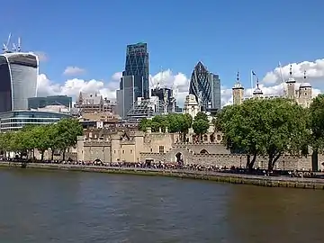 Au 1er&nbsp;plan la Tamise, au 2e plan la tour de Londres, au dernier plan la Cité.