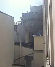 La tour vue de la cour intérieure du no&nbsp;90.