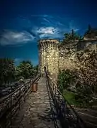 Tour hexagonale des remparts d'Avignon.