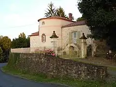 L'une des tours d'origine aménagée en maison et localisée au no&nbsp;21 rue du Château Neuf.