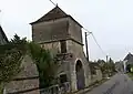 Tour et porche, peut-être du XVIIe&nbsp;siècle.
