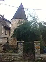 L'une des deux tours restantes de l'ancien château féodal de Bures-sur-Yvette (nord, réhabilitée)