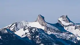 La tour d'Aï (au centre) et la tour de Mayen (à droite).