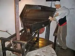 À Fontvieille, le meunier devant sa trémie