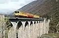 Le Train Jaune franchissant le Pont Séjourné en 1985.
