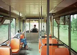 Disposition des sièges en 2+1 sur une motrice type 6100 au niveau de la porte avant.