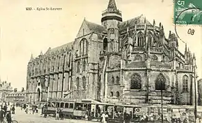 ...avant d'atteindre le centre de la ville: la place Carnot et sa collégiale gothique.