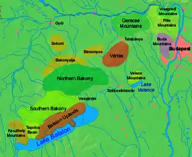 Carte des subdivisions du massif de Transdanubie avec les monts de Gerecse au nord-est.