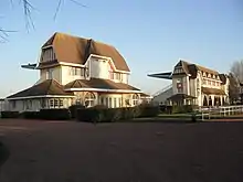 Tribunes de pesage et des visiteurs de l'hippodrome du Touquet-Paris-Plage.