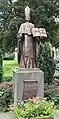 Sculpture en bronze de St.&nbsp;Paulinus devant l'église