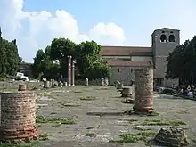 Le forum romain et la cathédrale au sommet de la colline de San Giusto