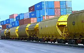 Alternance de wagons-silos à bogies et à essieux des chemins de fer portugais.