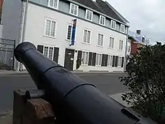 Fût de canon de fabrication russe. Le numéro N-21144 et l'année 1828 apparaissent sur la pièce d'artillerie.