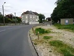 La route des Trois-Moulins, à proximité de l'arrêt Trois-Moulins. Le tramway se trouvait sur la droite