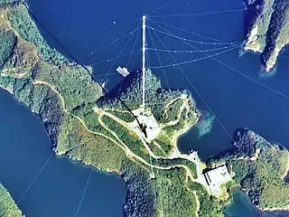 Antenne&nbsp;H du système de navigation Omega, un système obsolète de Système de navigation Oméga, Tsushima, Japon, 389&nbsp;mètres, construite en 1973. Émission sur 10–14&nbsp;kHz.