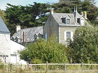 Aperçu du château de Tuloc et de la propriété voisine du manoir de Kerpondarmes sur la gauche en premier plan.