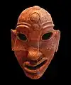 Masque négroïde de Dermech, H 0,19&nbsp;m, terre cuite moulée et retouchée (VIIe – VIe&nbsp;siècle av. J.-C.).