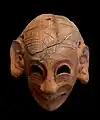 Masque grimaçant, H 0,16&nbsp;m, terre cuite (fin du VIe&nbsp;siècle&nbsp;av. J.-C.).