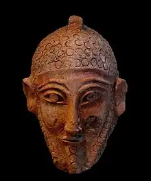 Protomé masculin, H 0,19 m, terre cuite moulée et retouchée (Ve siècle av. J.-C.).