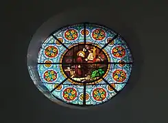 Le vitrail représentant saint Antoine au fond de la nef de l'église.