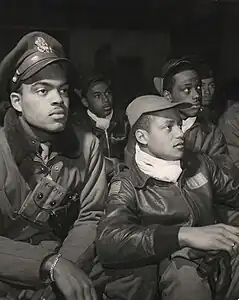 Membres du 332e groupe de combat à Ramitelli&nbsp;(it) (Italie) en mars 1945.