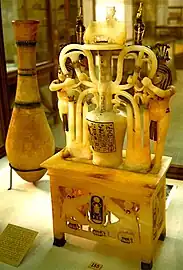 Vase de parfum en albâtre de la tombe de Toutânkhamon, XIVe&nbsp;siècle&nbsp;av. J.-C., Musée égyptien du Caire.