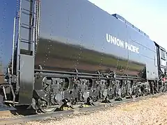 Le tender «&nbsp;centipède&nbsp;» de la 4023 (l'échelle d'accès a été neutralisée).