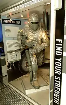 Une armure métallisée présente dans une vitrine.