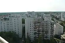 Grands immeubles gris.