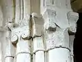 Bas-côté nord du chœur, 1re&nbsp;travée, chapiteaux dans l'angle sud-ouest.
