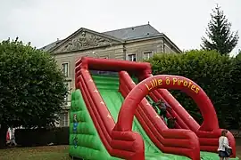 L'espace situé devant la caserne sert pour toutes sortes d'animations.