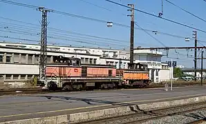 BB 63500 délavée, à comparer à la couleur du locotracteur derrière&nbsp;elle.