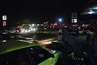 Une rue de Douala la nuit.