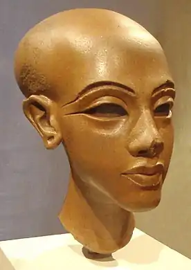 Tête inachevée d'une princesse amarnienne. Quartzite. H. 21 cm(Musée égyptien de Berlin).