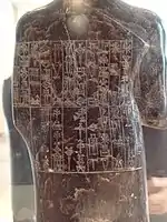 Inscription à l'arrière de la statue.