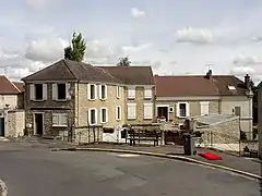 Ambience du village : la rue Jean-Jaurès