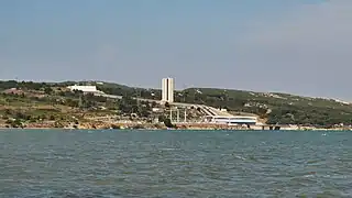 Centrale de Saint-Chamas, vue depuis la digue EDF sur l'étang de Berre.