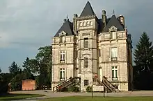 Vue d’un château du XIXe&nbsp;siècle.