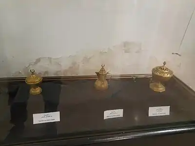 Ustensiles (de droite à gauche : encensoir, aiguière, sucrière) en cuivre jaune d'Oran, du XIXe&nbsp;siècle