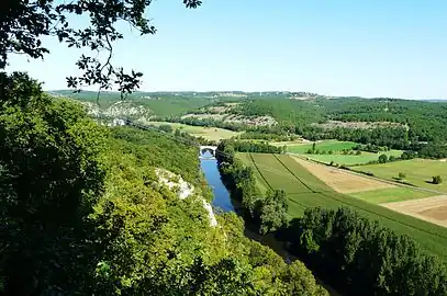 La Vézère vue vers l'aval depuis le coteau de l'Escaleyrou. À gauche Aubas, à droite Condat-sur-Vézère.