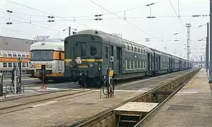 Une rame de voitures ex-État à deux niveaux, stationne aux garages du Val d'Argenteuil le 23/01/1982.