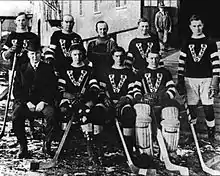 L'équipe 1914-1915 des Millionnaires de Vancouver remporte la coupe Stanley.