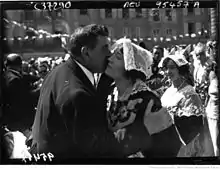 Photographie montrant 2 personnes. La première sur la gauche étant le président français Édouard Herriot, et la seconde sur la droite étant une femme portant un costume traditionnel breton de la région d'Auray ou de Vannes.