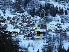 Une cabine s'approche de la station.