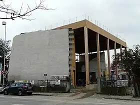 Photographie montrant l'église Saint-Thomas en construction en novembre 2011