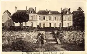 Carte postale en noir et blanc d'un château