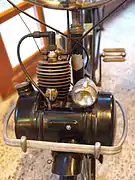 Un 45&nbsp;cm3 de 1953 dépouillé, bien entretenu avec son pare-chocs.