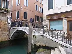 ponte de l'Anconeta, reliant calle éponyme et Rio Terà de la Maddalena