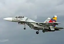 Su-30MK2 de l'aviation nationale du Venezuela, décoré pour la célébration du cinquième anniversaire du G-13 et le bicentenaire de l'indépendance du Venezuela, atterrissant à Barcelona, Venezuela.